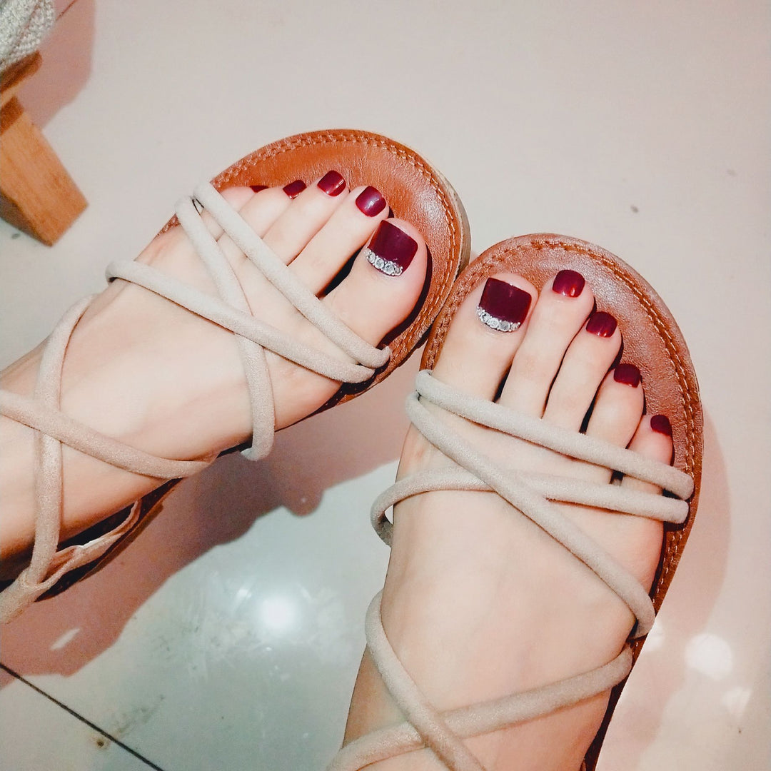 Artful toenails with elegant rhinestone decorations Kalsten