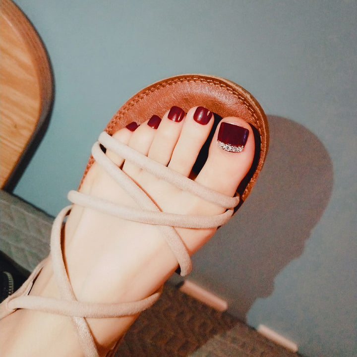 Artful toenails with elegant rhinestone decorations Kalsten