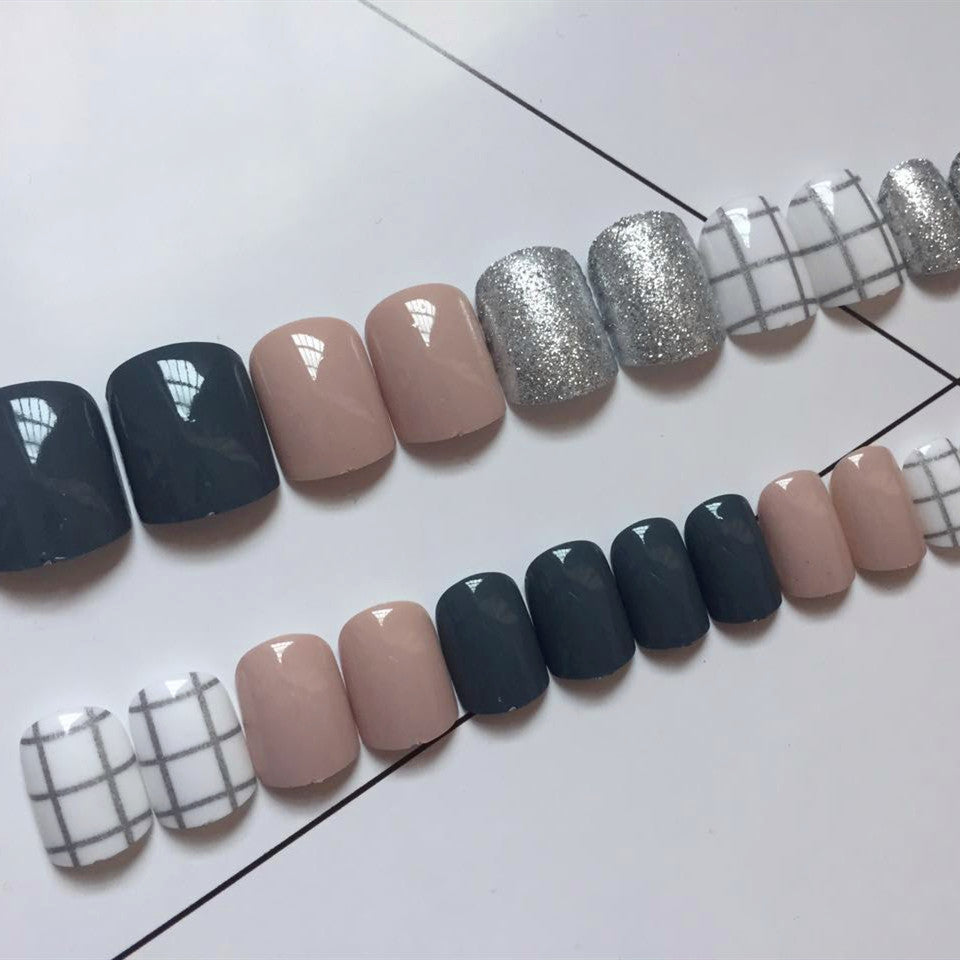 Nail art design with glamorous accents Kalsten