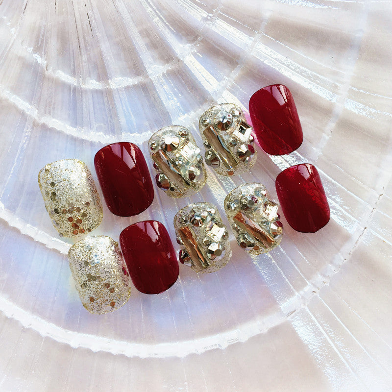 Nail art with luxurious glitter and floral design Kalsten