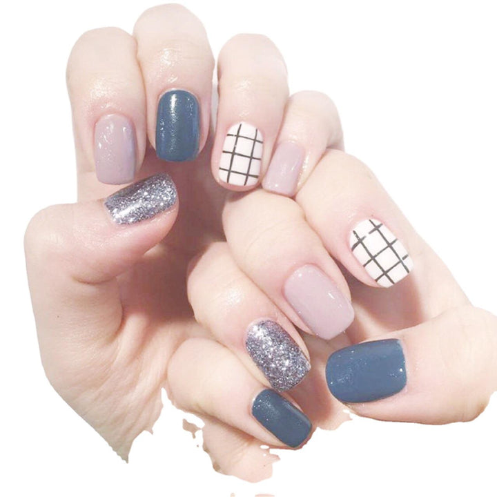 Nail art design with glamorous accents Kalsten