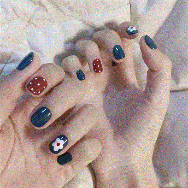 Artificial nails in a creative design with floral accents Kalsten