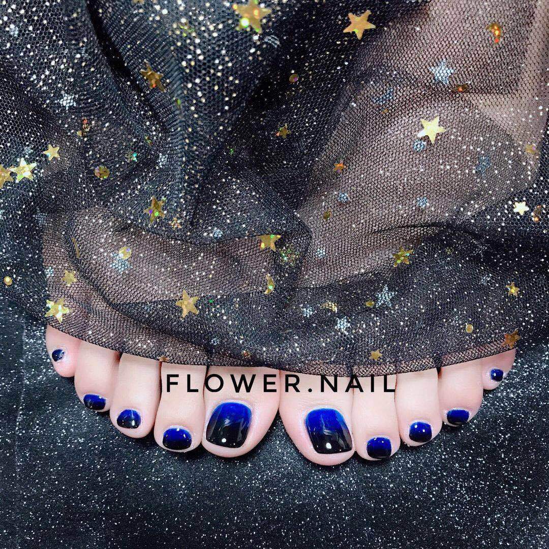 Artistic toenails with sparkling star designs Kalsten