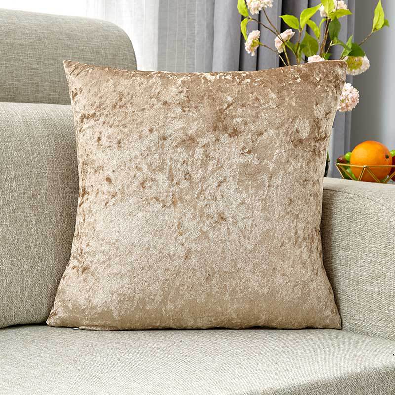 Square cushion cover made of crushed velvet with a soft texture and concealed zipper Kalsten