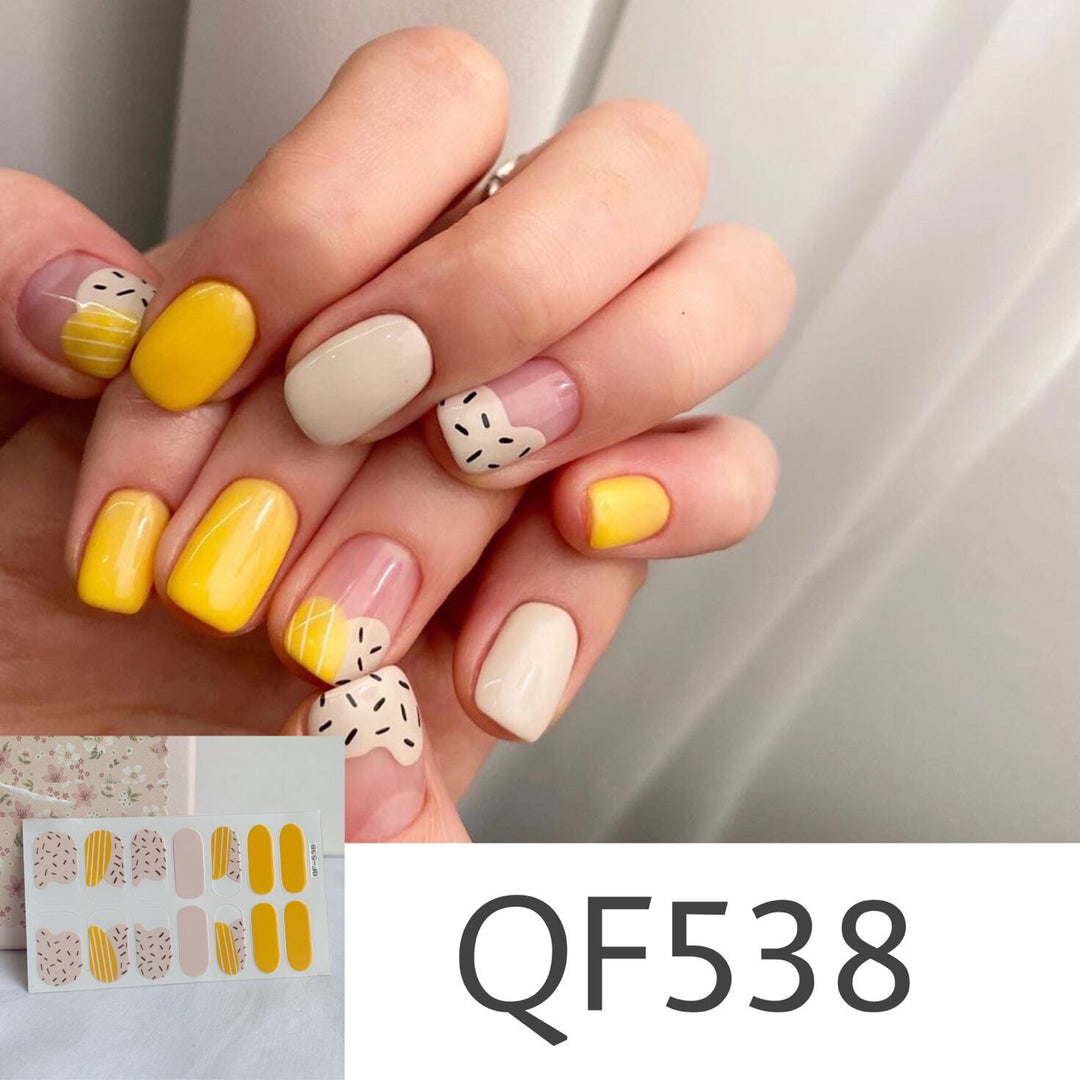 Artificial nail art with star design Kalsten