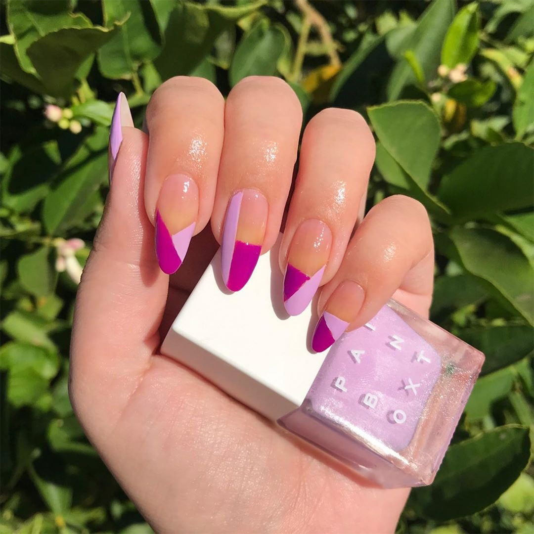 Artful nail extensions with an elegant leaf pattern Kalsten
