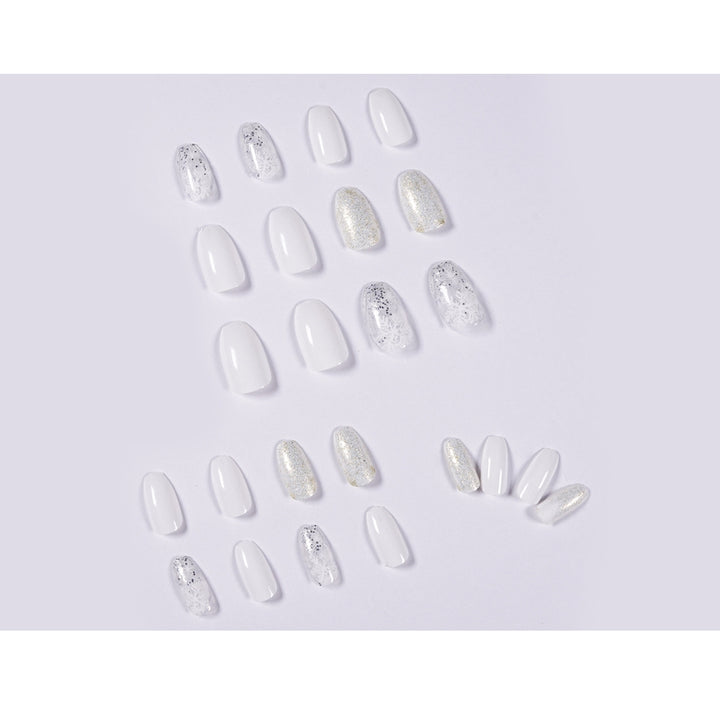 Glamorous nail art with winter motif Kalsten