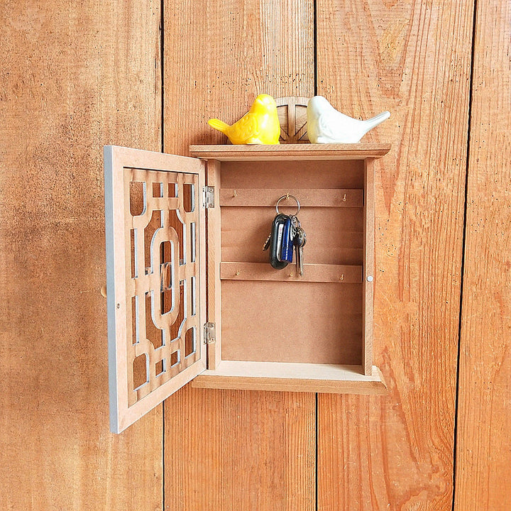 Wall-mounted home organizer with decorative design