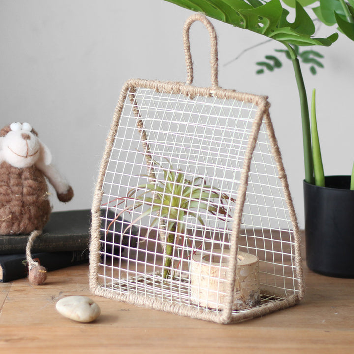 Decorative plant holder made of wire and natural fiber Kalsten
