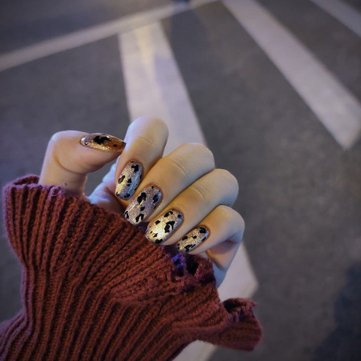 Glamorous nail art with glitter effects Kalsten