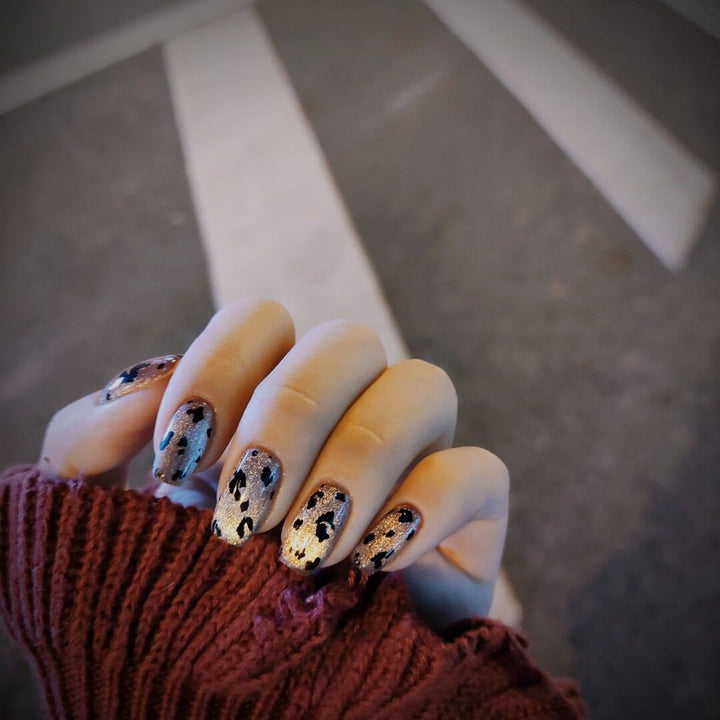 Glamorous nail art with glitter effects Kalsten