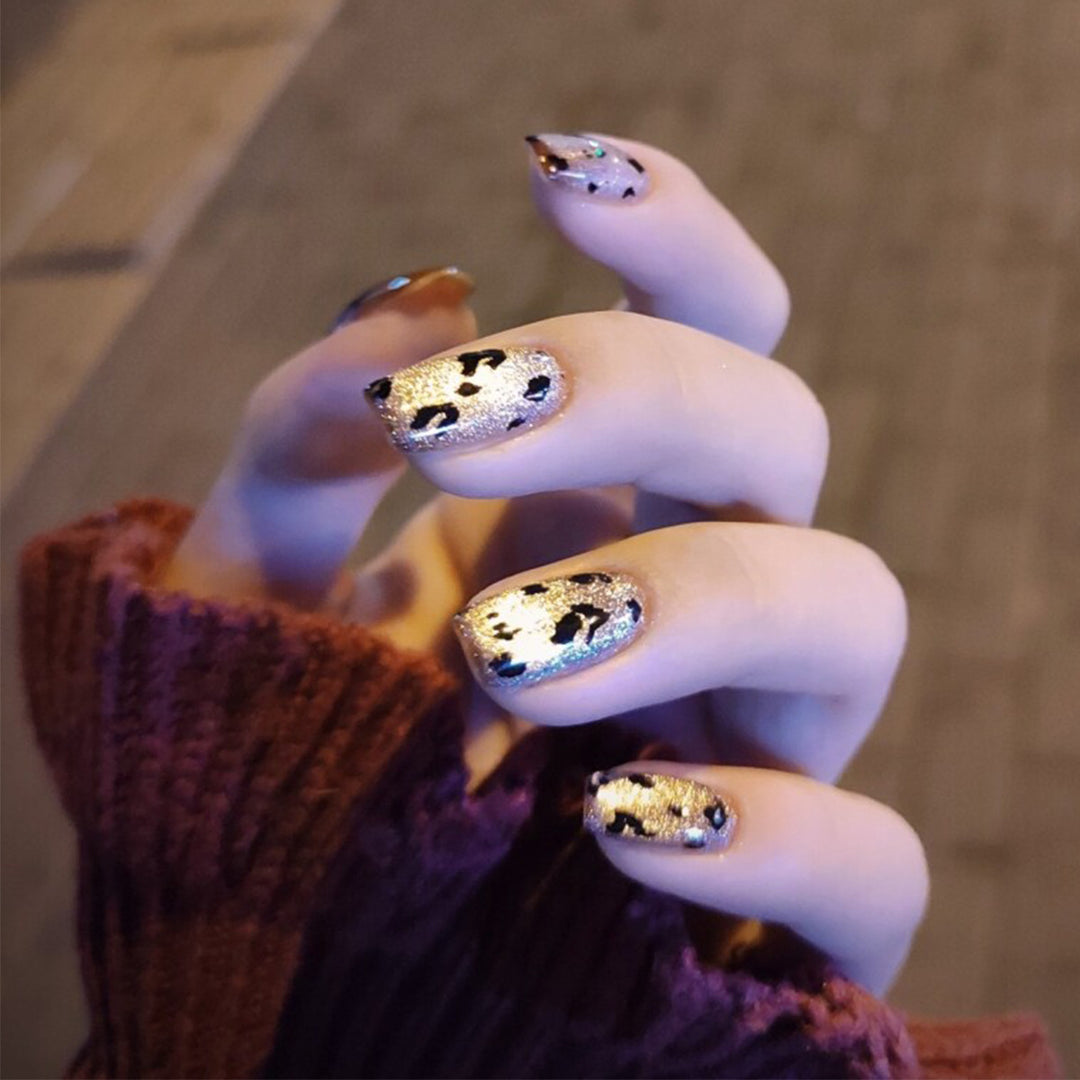 Glamorous nail art with glitter effects Kalsten