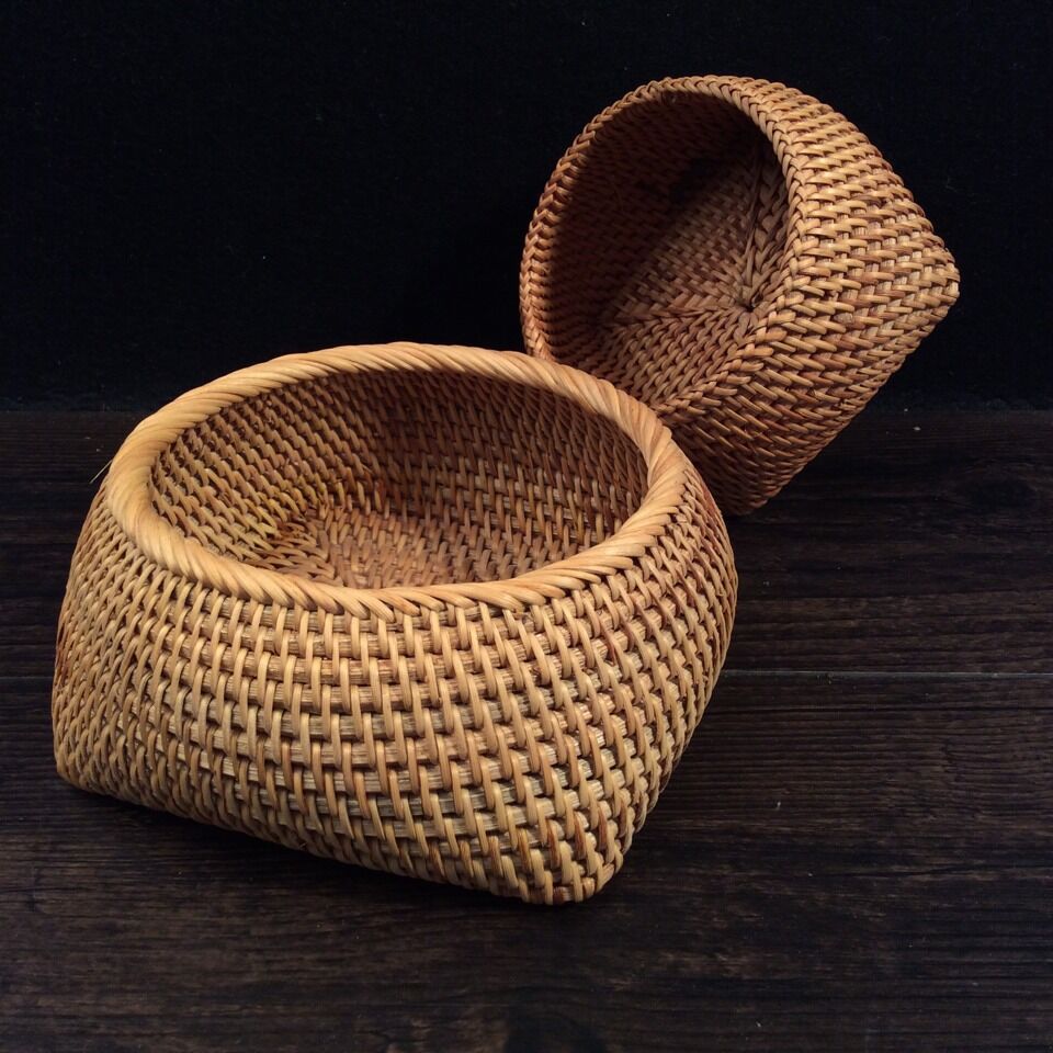 Oval basket made of woven material Kalsten