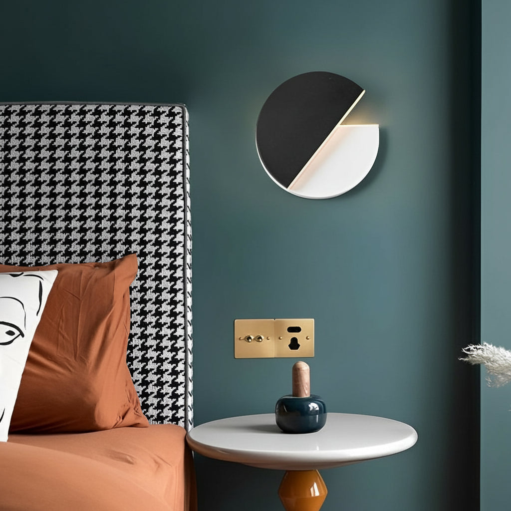 LED Wall Sconce – Circular 350° Rotatable Black Acrylic (Integrated LED & 23cm) | Noxord