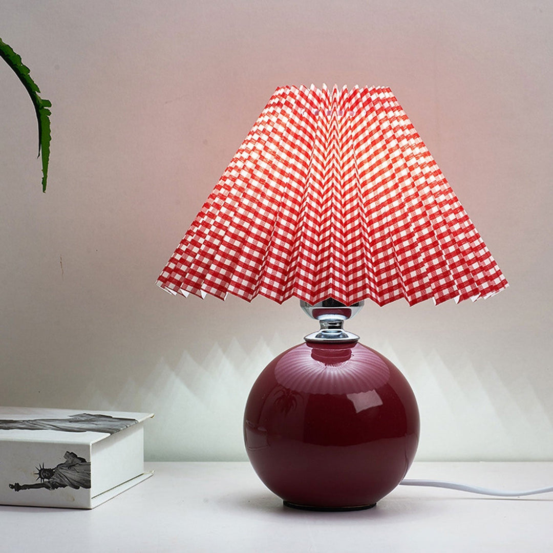 Nordic minimalist 1-light table lamp made of ceramic with pleats | Kalsten