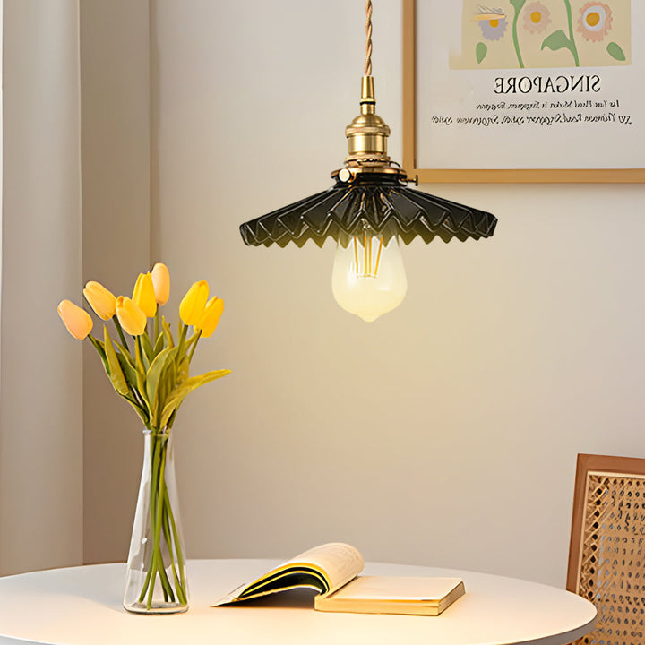 Vintage ceramic pendant lamp with pleated design – brass LED pendant light for dining room and living room | Noxord