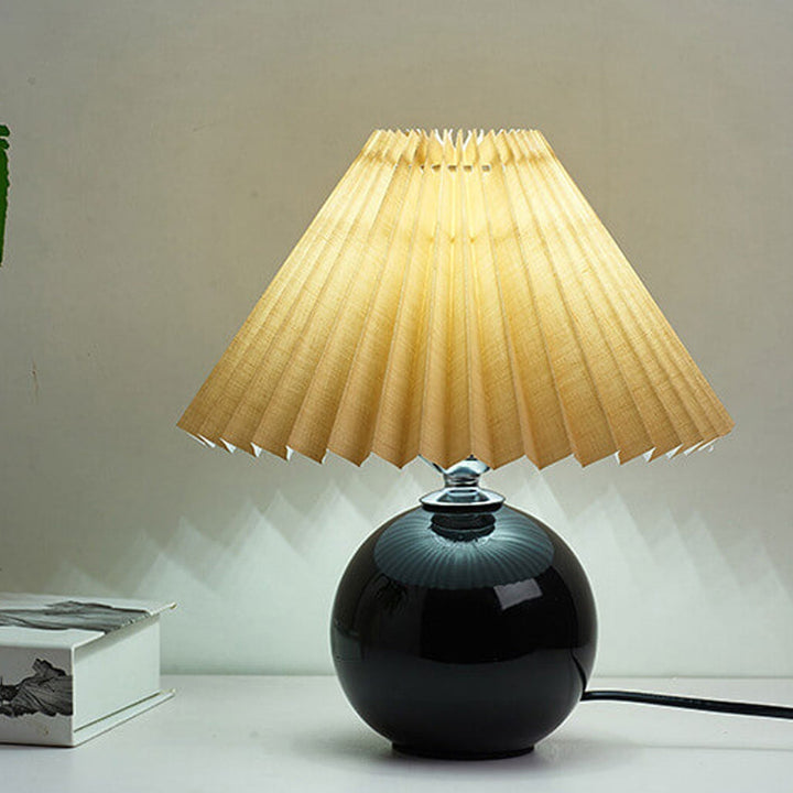 Nordic minimalist 1-light table lamp made of ceramic with pleats | Kalsten