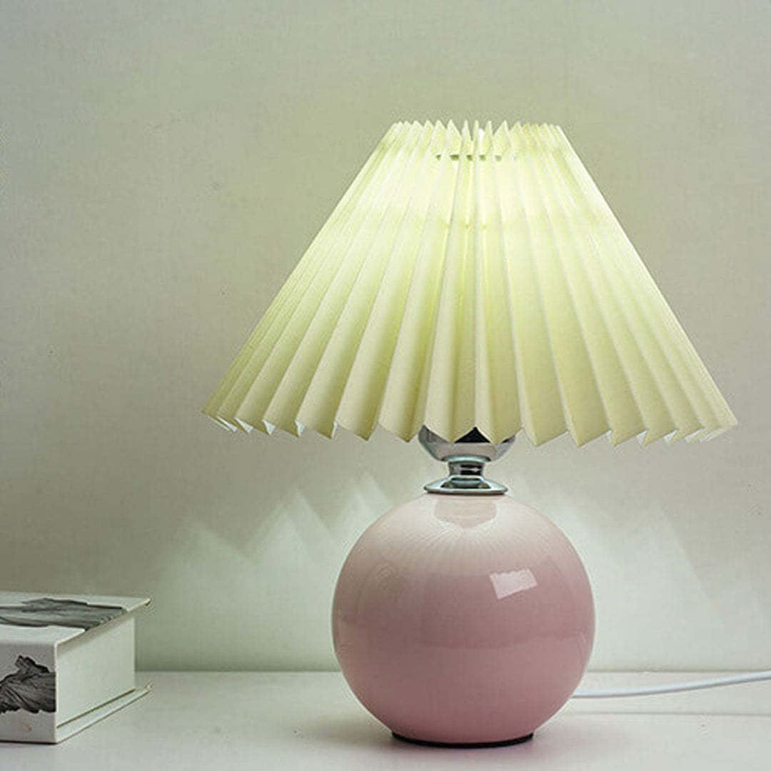 Nordic minimalist 1-light table lamp made of ceramic with pleats | Kalsten