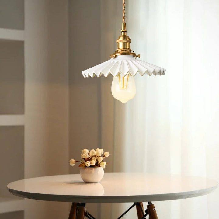 Vintage ceramic pendant lamp with pleated design – brass LED pendant light for dining room and living room | Noxord