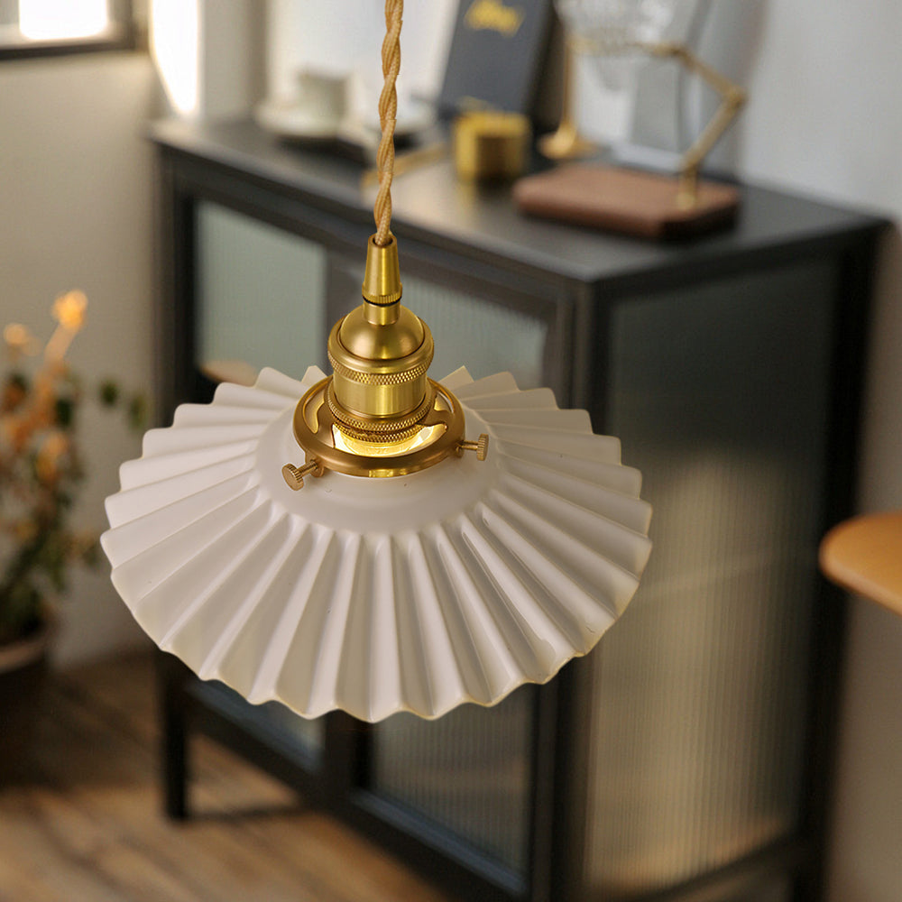 Vintage ceramic pendant lamp with pleated design – brass LED pendant light for dining room and living room | Noxord