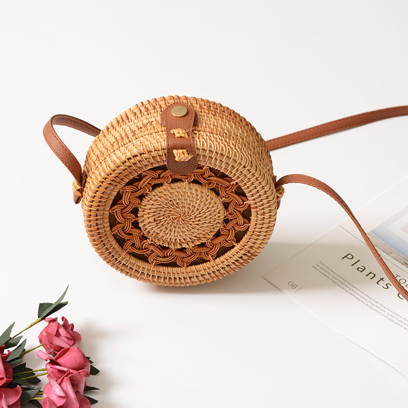 Elegant round handbag made of woven rattan Kalsten