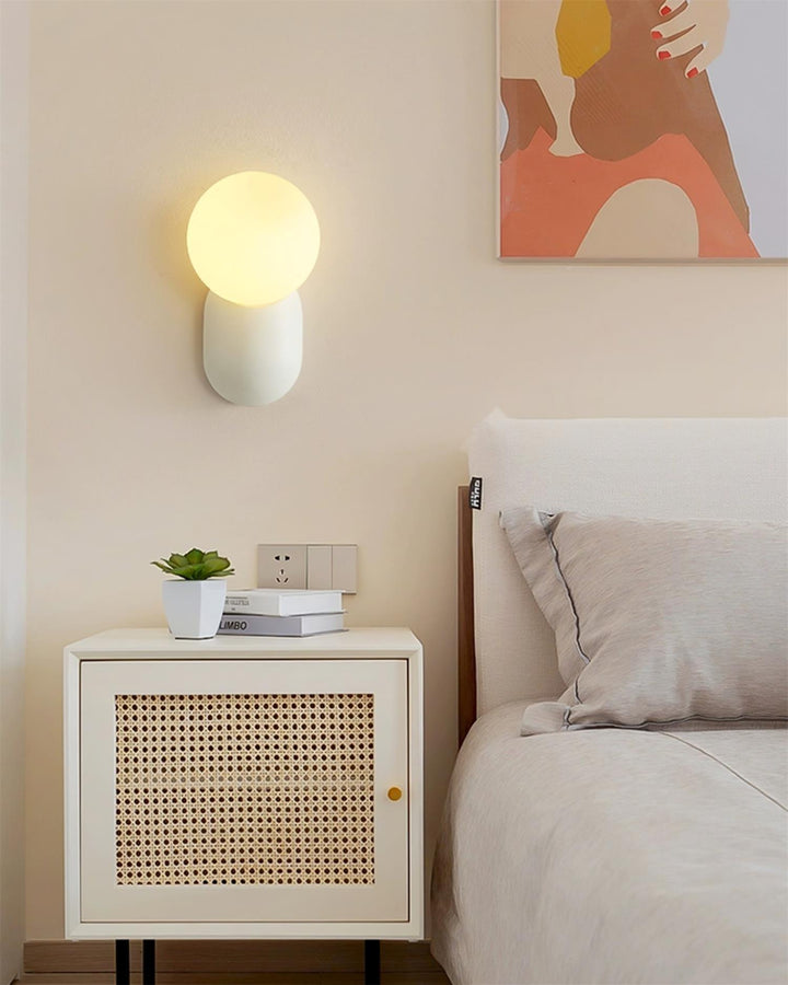 ChicGlow Resin Wall Lamp – Elegance and Energy Efficiency in One Noxord