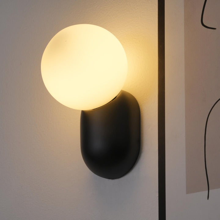 ChicGlow Resin Wall Lamp – Elegance and Energy Efficiency in One Noxord