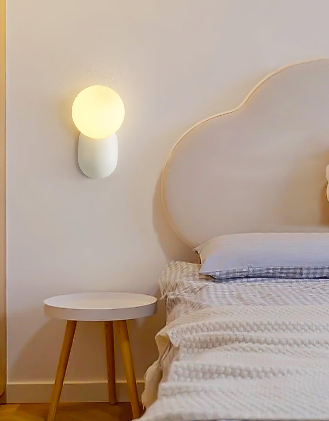 ChicGlow Resin Wall Lamp – Elegance and Energy Efficiency in One Noxord