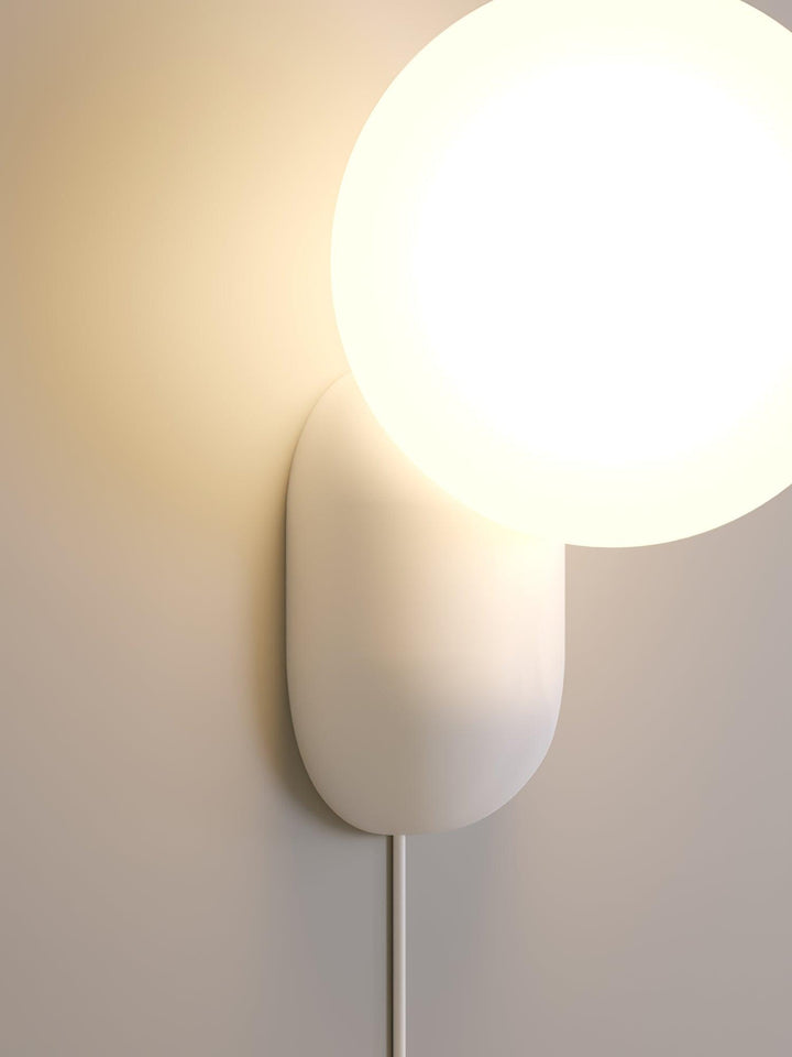ChicGlow Resin Wall Lamp – Elegance and Energy Efficiency in One Noxord