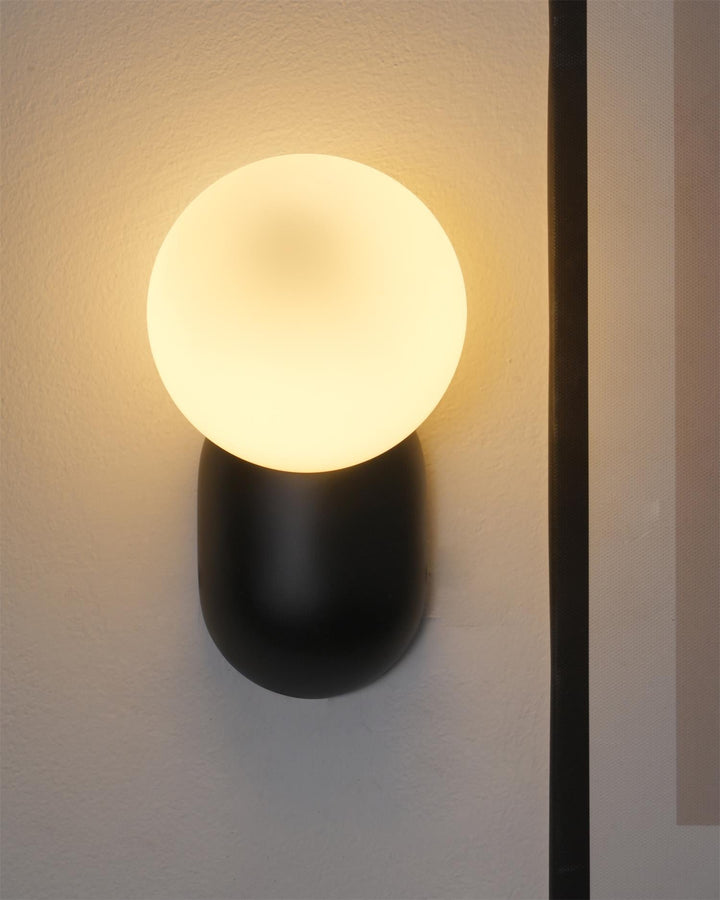 ChicGlow Resin Wall Lamp – Elegance and Energy Efficiency in One Noxord