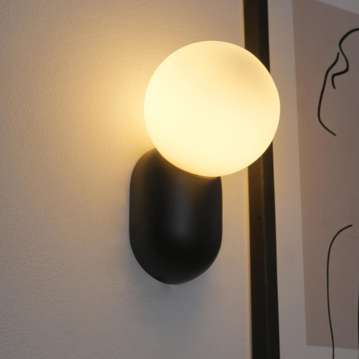 ChicGlow Resin Wall Lamp – Elegance and Energy Efficiency in One Noxord