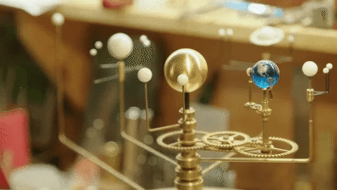 KosmosMaster Grand Orrery – Handcrafted Solar System Model with 28 Moons and 9 Planets | Kalsten