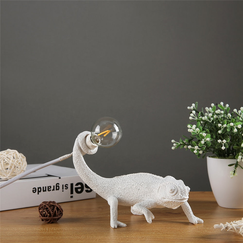 Resin Lizard Table Lamp - Elegant Lizard Table Lamp made of Resin for Modern Interior Kalsten