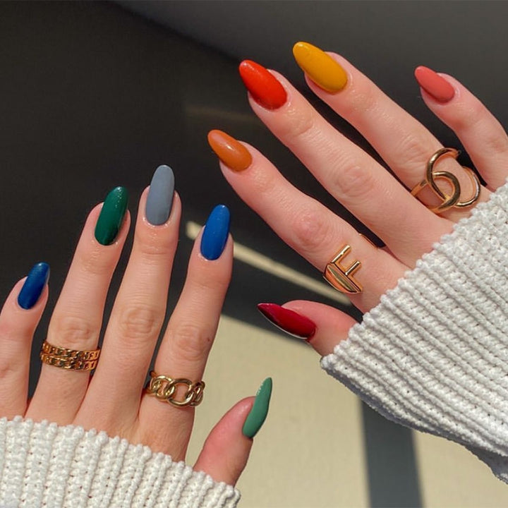 Acrylic nail set with luxurious color gradient and elegant lace accent Kalsten