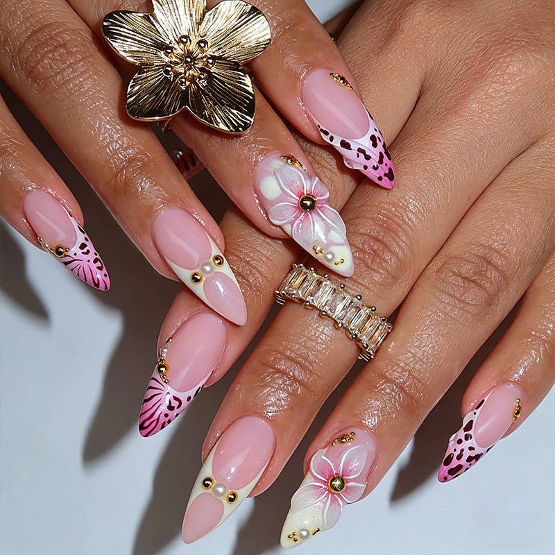 Artful nail set with floral accents Kalsten