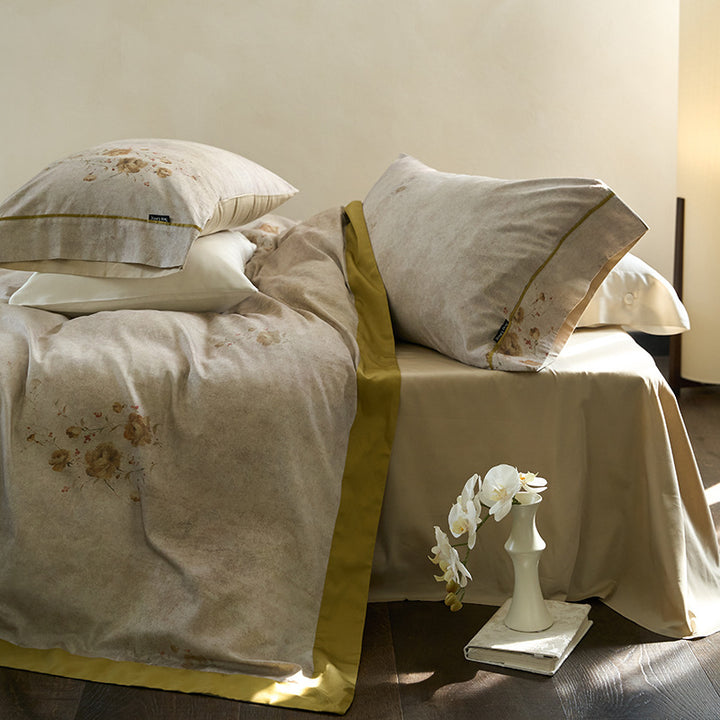 Reversible cotton percale bed linen set with blurred vintage floral print and contrasted hem