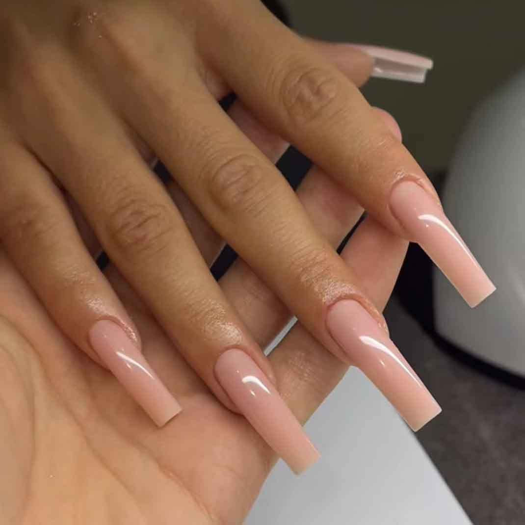 Art nails with elegant high-gloss finish Kalsten