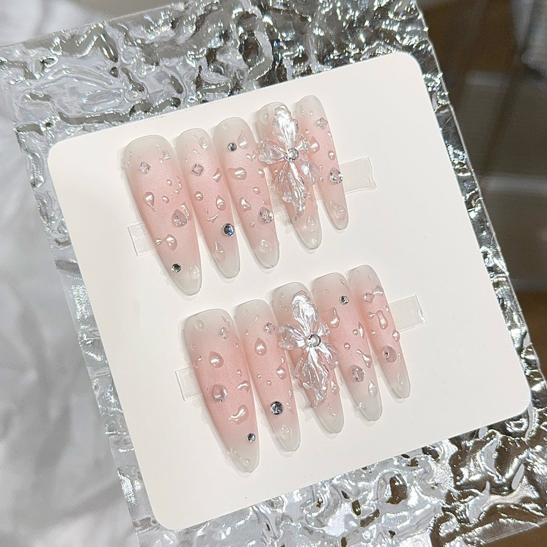 Glamorous artificial nails with sparkling accents Kalsten
