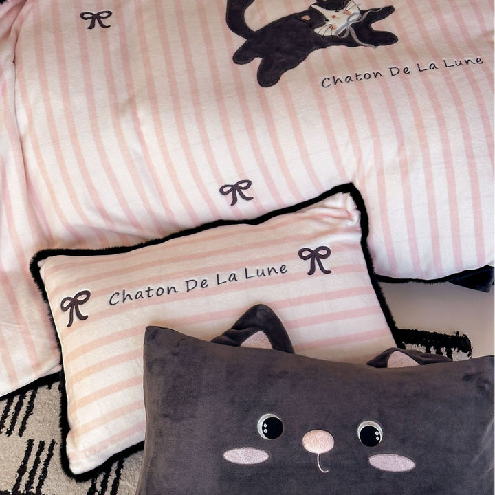 Cozy microfleece bedding set with 3D cat application and heart decorative pillow