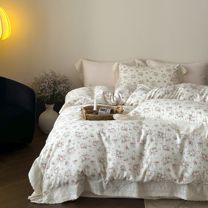 Cotton bedding set with lace ruffle and delicate floral print