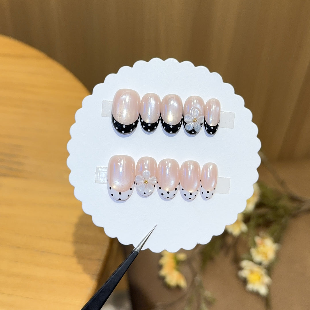 Decorative artificial nails with elegant accents Kalsten