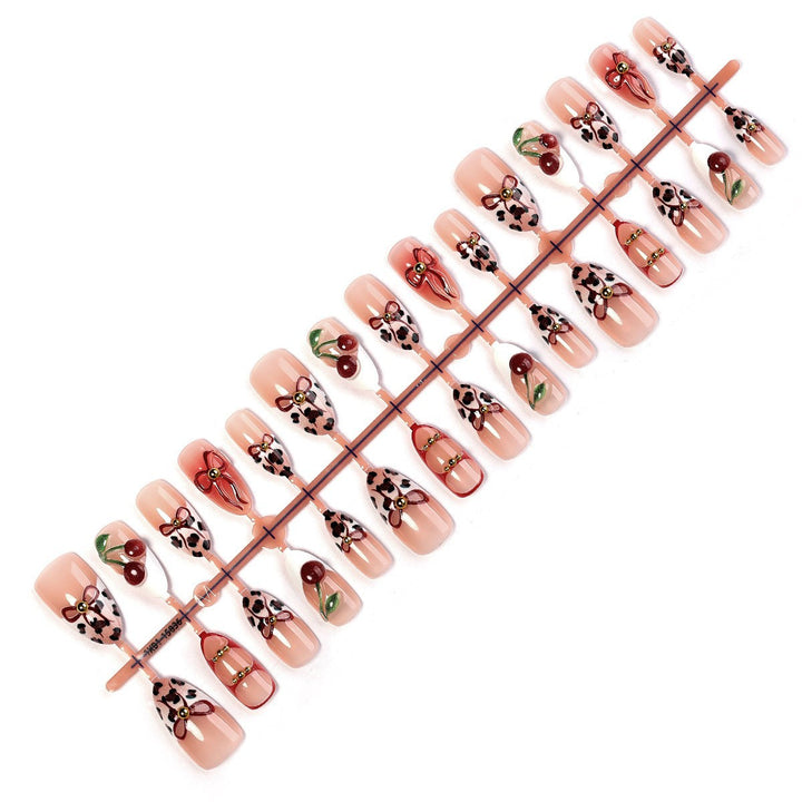 Nail set with stylish floral and animal accents Kalsten
