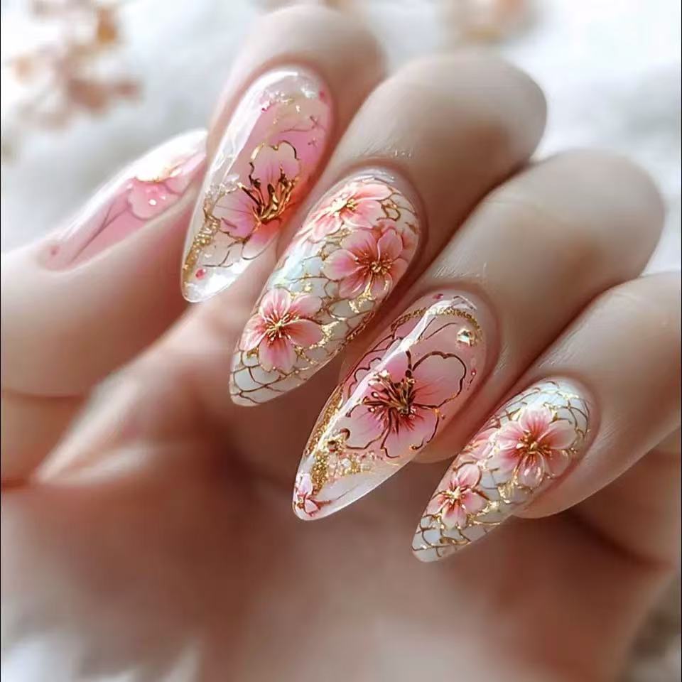 Artificial nails with floral accents and golden details Kalsten