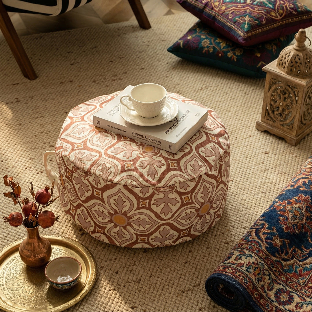 Round seat pouf with woven jacquard structure and practical carrying handle Kalsten