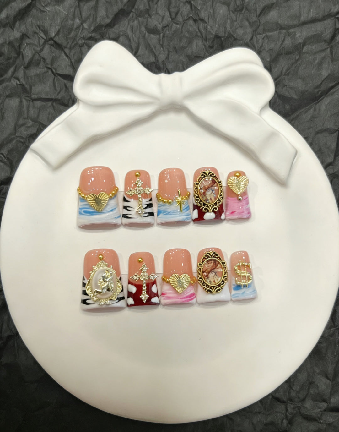 Artistic Press-On Nail Set with Gold Accents and Unique Designs