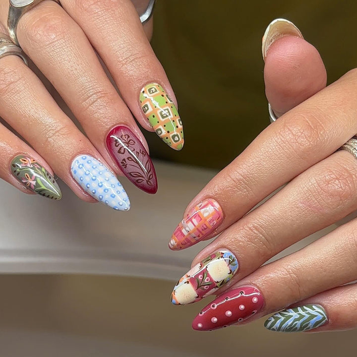 Artificial nails in elegant geometric design Kalsten