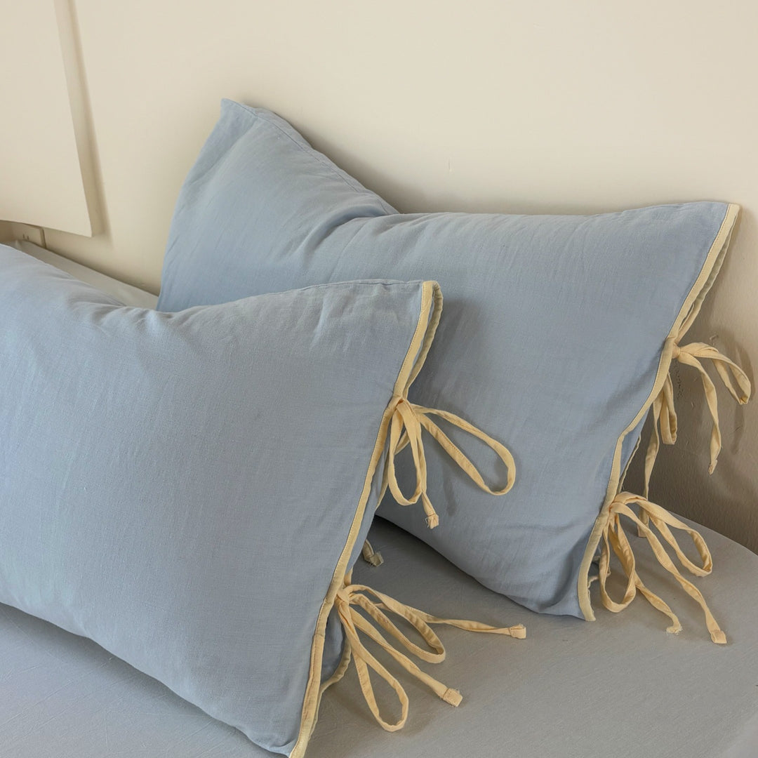 Pillowcase set in washed linen look with decorative ties