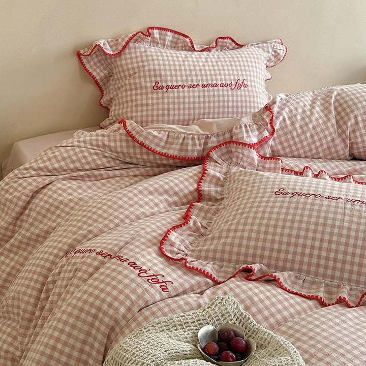 Romantic checkered bedding set with ruffle, frill edge and embroidered decorative detail
