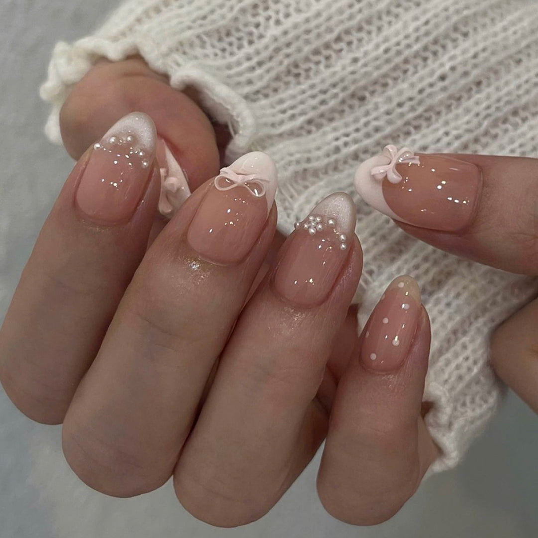 Artificial nail art with playful dots and bows Kalsten