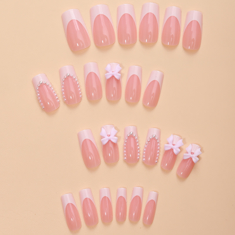 Artificial nails with delicate flower and pearl embellishments Kalsten